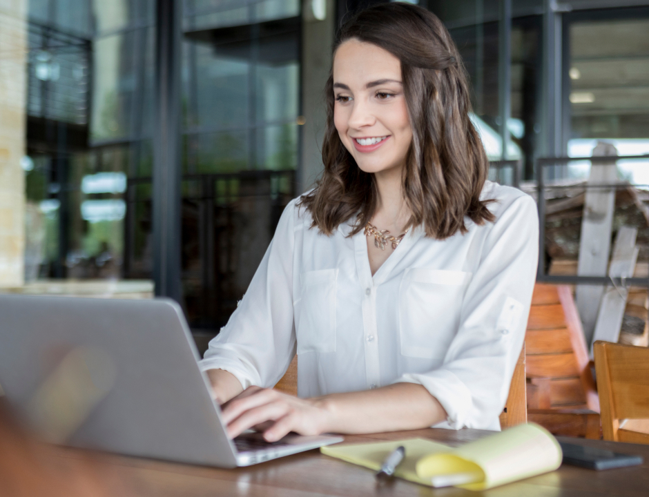 Marketing stuedent with a laptop